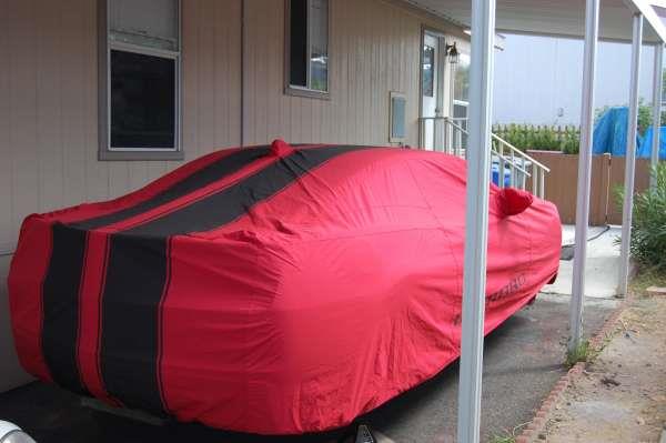 Carcover / bilpresenning / garageskydd, röd med svarta ränder